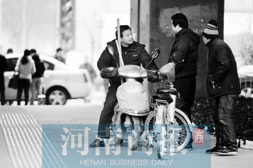 想讓農(nóng)民工安定下來，城市要給他們相應(yīng)的福利待遇，還有家的感覺