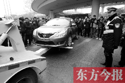 摘了車牌亂停車 車拖走駕照扣完12分 摘了車牌亂停車 車拖走駕照扣完12分