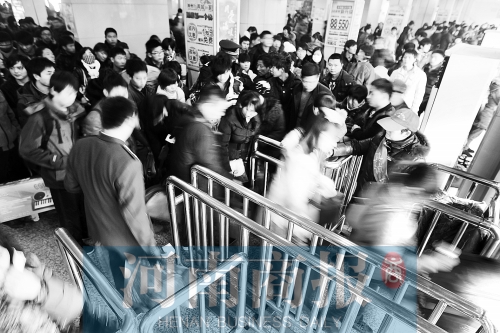 這兩天，汽車站客流量很大　