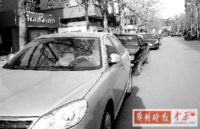 友愛路，路邊停了一排車，本來不寬的路就變得更窄了。