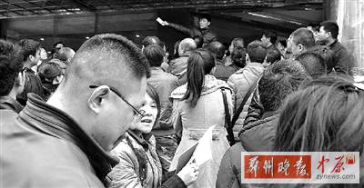 昨日下午，擁擠的排號(hào)人群。