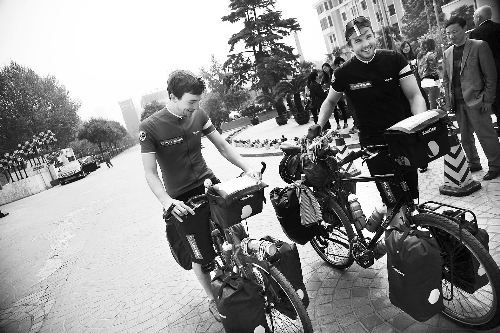 他們說(shuō)，希望唇腭裂患兒能開口微笑 邱曉峰/圖