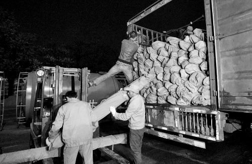 　23日凌晨，首批200套簡(jiǎn)易廁所在鄭州裝車