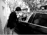 有個人晃了一圈后，寶馬、現(xiàn)代、越野的車窗都“長”出大窟窿