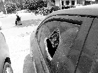 有個人晃了一圈后，寶馬、現(xiàn)代、越野的車窗都“長”出大窟窿