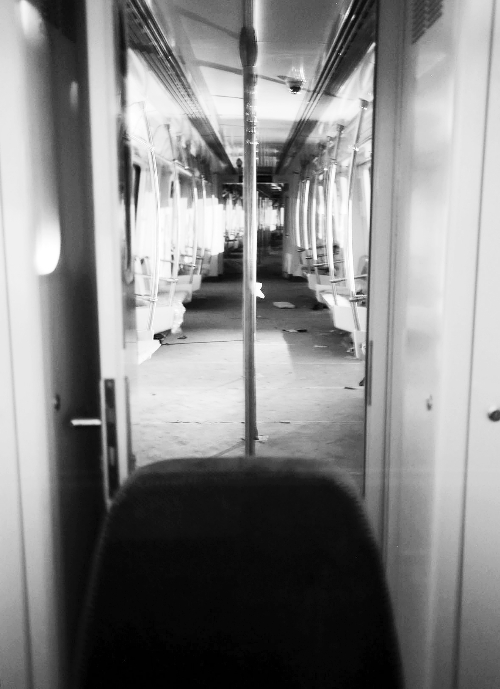 透過擋風(fēng)玻璃，依稀能看到車廂內(nèi)的樣子