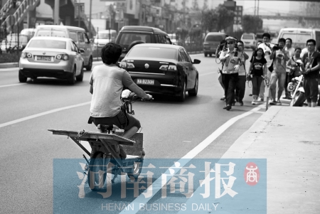 剛駛出隧道口，騎電動車的他被交警攔下 邱曉峰/攝
