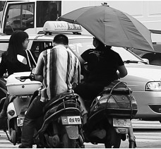 昨日，鄭州市鄭州花園路與農(nóng)業(yè)路交叉口，電動車裝傘埋下安全隱患