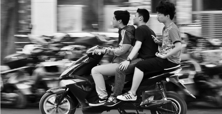 昨日，鄭州經(jīng)五路與豐產(chǎn)路交叉口電動車超載