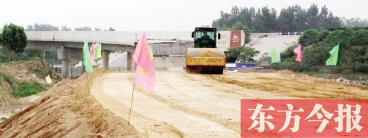 　昨日，正在施工中的鄭州市文化路與連霍高速互通式立交