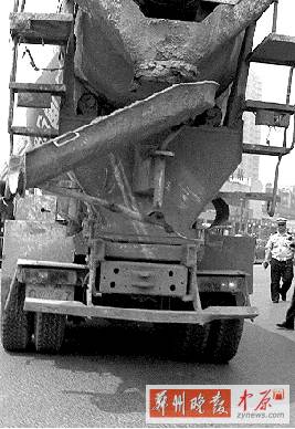 　當(dāng)時，老人就倒在水泥罐車的右后輪邊