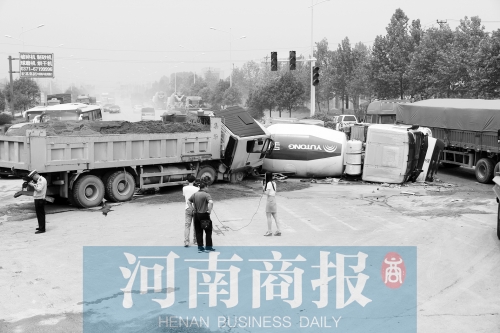 事故現(xiàn)場(chǎng)的附近居民稱(chēng)，路口的紅綠燈從來(lái)沒(méi)亮過(guò)