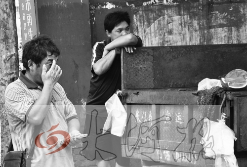 　拿著錢，陳小立感動(dòng)得哭了。