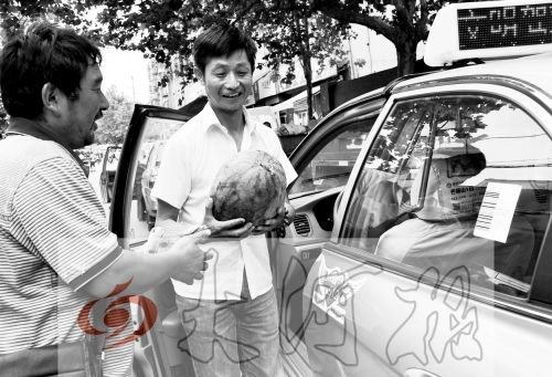 　　的哥將一天的運(yùn)營收入捐給陳小立，陳小立送瓜感謝。