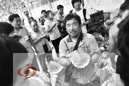 為了表示感謝，陳小立切西瓜分給大家吃。