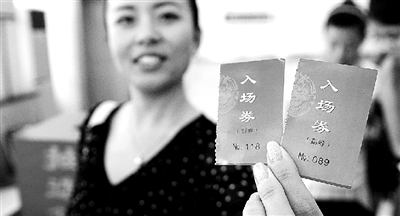 本報(bào)記者抽出的兩名消費(fèi)者代表。