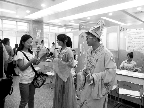 招聘會上，企業(yè)玩起行為藝術。