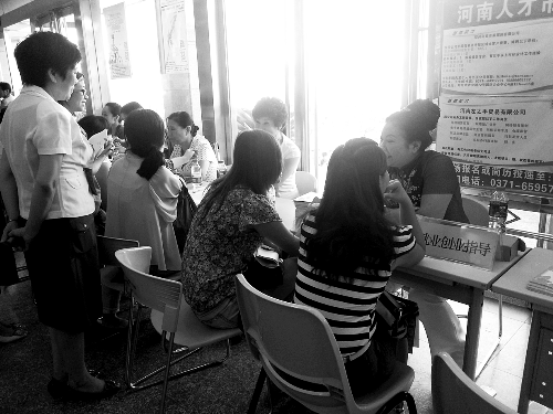 招聘會，導師團正與大學生面對面交談。