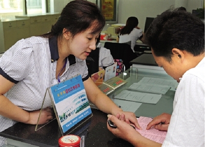 一位男士在金水區(qū)房管局辦事窗口詢問公租房申請手續(xù)如何辦理。