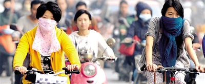 10月8日，鄭州市民遮擋口鼻騎行。 新華社發(fā)