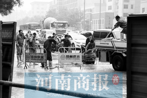 工作人員正在搶修，預(yù)計(jì)今晚能恢復(fù)供水