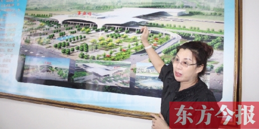 梁園區(qū)高鐵建設(shè)指揮部常務(wù)副指揮長(zhǎng)、梁園區(qū)委副書記杜麗亞向記者介紹高鐵站效果圖