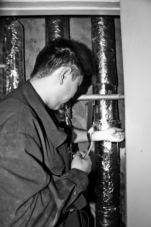 苗師傅一邊進(jìn)行維修，一邊用耳機(jī)接聽(tīng)市民的電話。