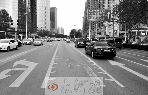 這條畫有多條短斜線的車道就是可變車道，視車流量大小而定，直行車輛多時它是一個直行車道，左轉(zhuǎn)車輛多時它