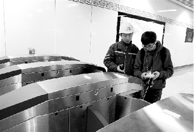 昨天上午，體育中心站，工作人員正在對進(jìn)出站閘機(jī)進(jìn)行調(diào)試。