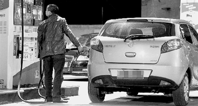 昨天晚上，淮河路一加油站，司機(jī)一邊為汽車加油，一邊緊盯跳動(dòng)的計(jì)量表。