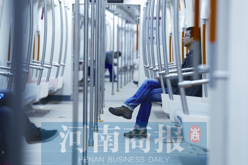 倆小時(shí)不出地鐵站，要按全程收費(fèi) 王春勝/攝