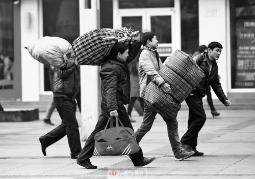 鄭州火車站廣場，行色匆匆的趕路人。