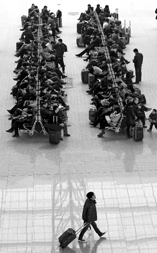 鄭州東站候車室，一些乘客在候車。