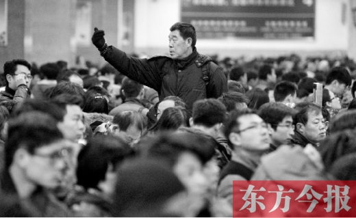 一場(chǎng)雨夾雪讓鄭州火車(chē)站的客流又增加了不少。昨天，售票大廳內(nèi)排隊(duì)購(gòu)票的旅客摩肩接踵