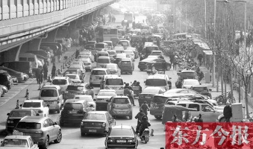 鄭大一附院北門的馬路被非機動車占去一條車道，這里也極易造成交通擁堵