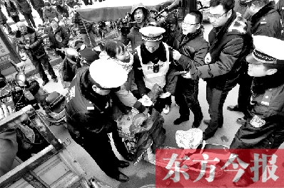 面對要暫扣的非機動車，看車人急了