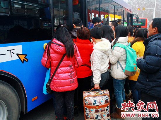 鄭州市金水路紫荊山公交樞紐站又現(xiàn)火爆場(chǎng)面。