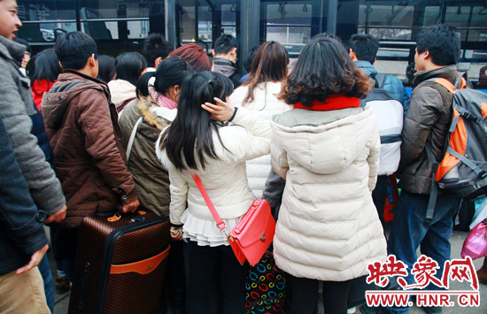 金水路紫荊山公交樞紐站牌處經(jīng)常是人頭攢動(dòng)。