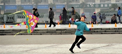 昨日,省會天氣晴好,春意盎然。上午,在綠城廣場,一個小女孩在快樂地放風箏。