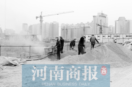 緯二路與東明路交叉口附近，一處工地上塵土飛揚(yáng) 記者 鄧萬里/攝