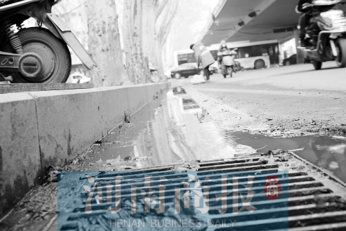 現(xiàn)場，污水流到了機動車道上