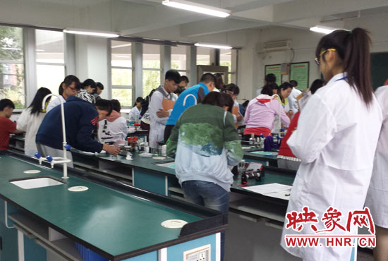 考試采用“一對(duì)一”的監(jiān)考方式。