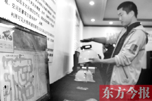 可見(jiàn)光通信技術(shù)應(yīng)用展示會(huì)上，參觀者體驗(yàn)新技術(shù)在采礦工具上的應(yīng)用