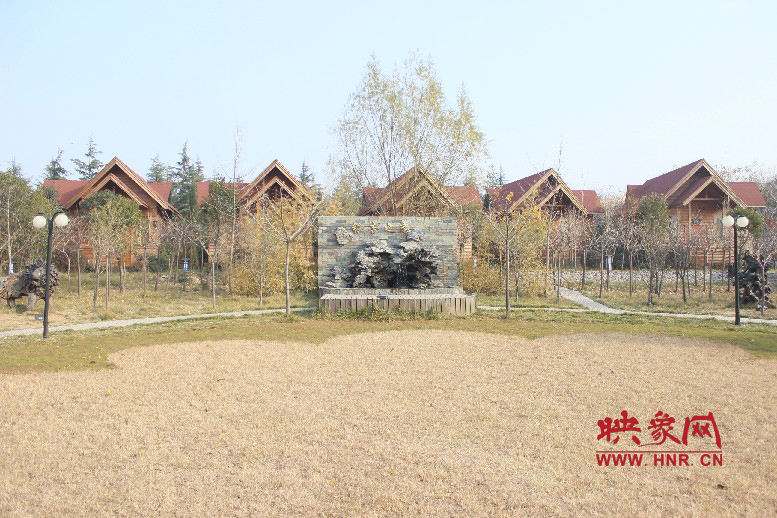 后面就是小別墅，前面是個(gè)廣場(chǎng)