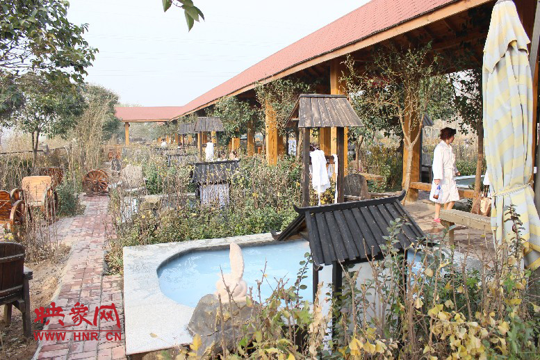 各種小溫泉池，溫度有高有低，每個(gè)池用料不同有各種功效