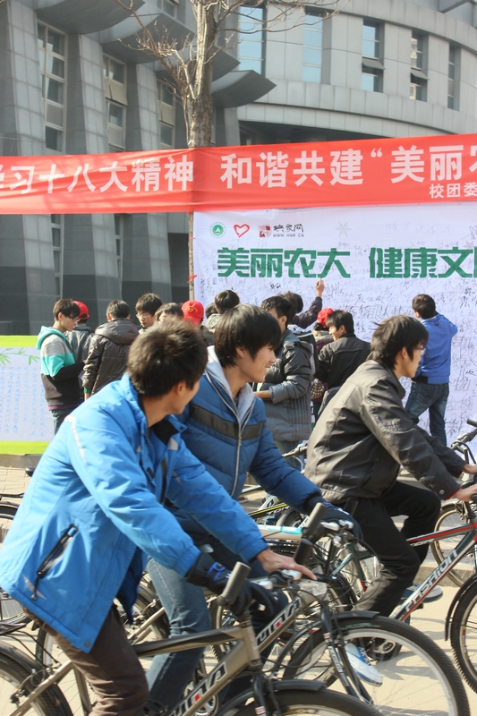 活動現(xiàn)場人流涌動，過路人群駐足觀看