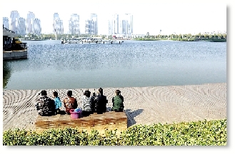 昨天中午，如意湖畔，在這樣的天氣曬太陽是一種享受。 記者 馬健 圖