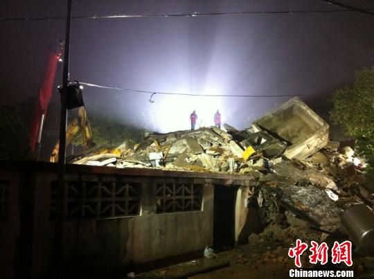 六層民房倒塌現(xiàn)場。何蔣勇　攝