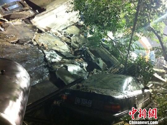 六層民房倒塌現(xiàn)場。何蔣勇　攝