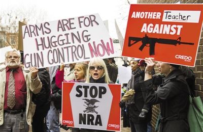 12月17日，華盛頓，示威者來到美國“全國槍支協(xié)會”在國會的說客辦公室表達控制槍支的訴求。